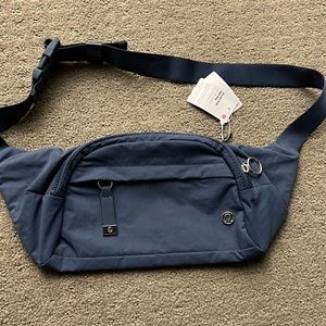 Lululemon on the beat belt bag code blue
